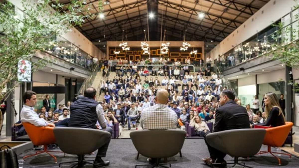 Evento em auditório lotado na ACATE