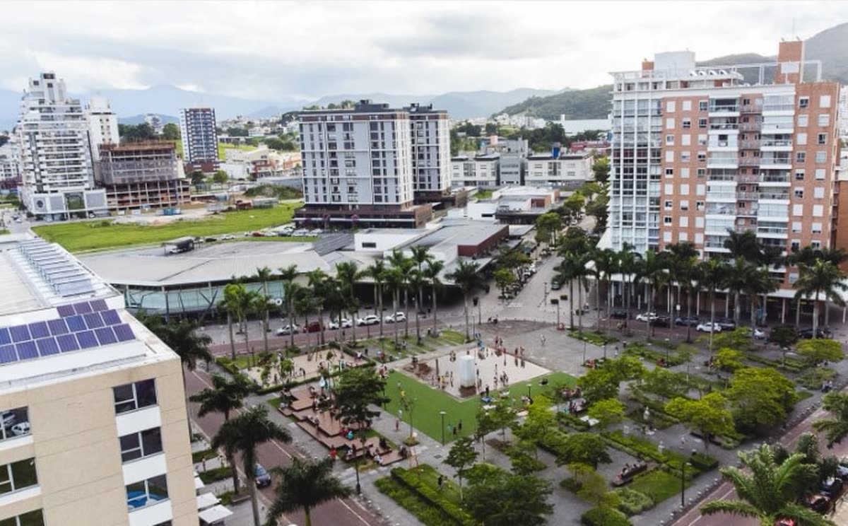 Praça central da Cidade Pedra Branca, em Palhoça